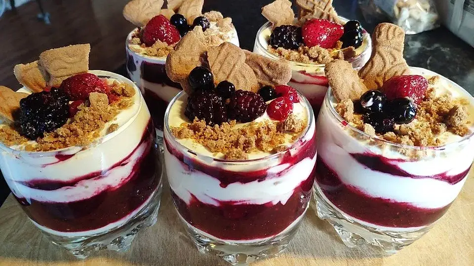 Fruchtige Mascarpone Quark Desserts im Glas