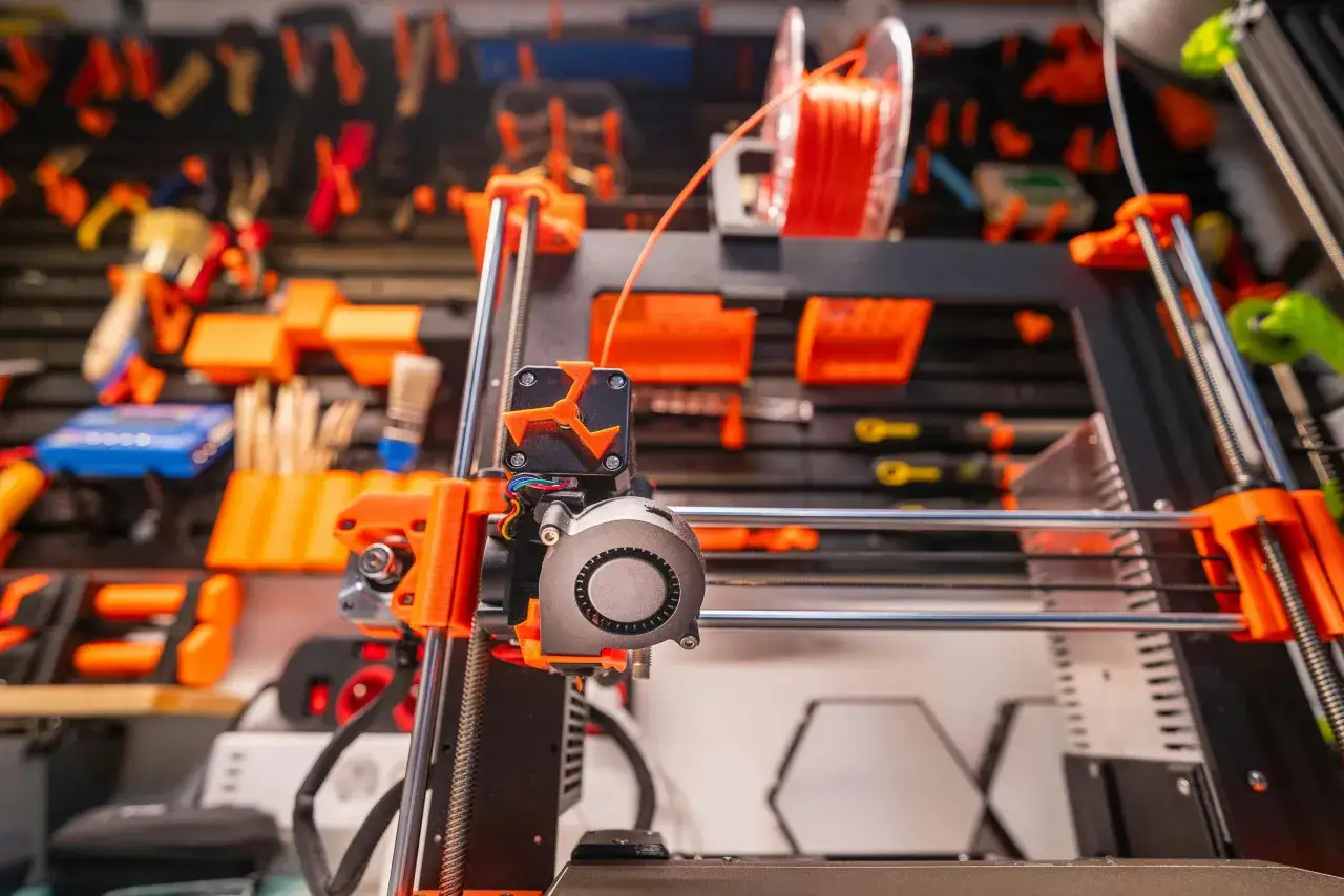 przechowywanie filamentu PETG lub przygotowanie stołu drukarki 3D