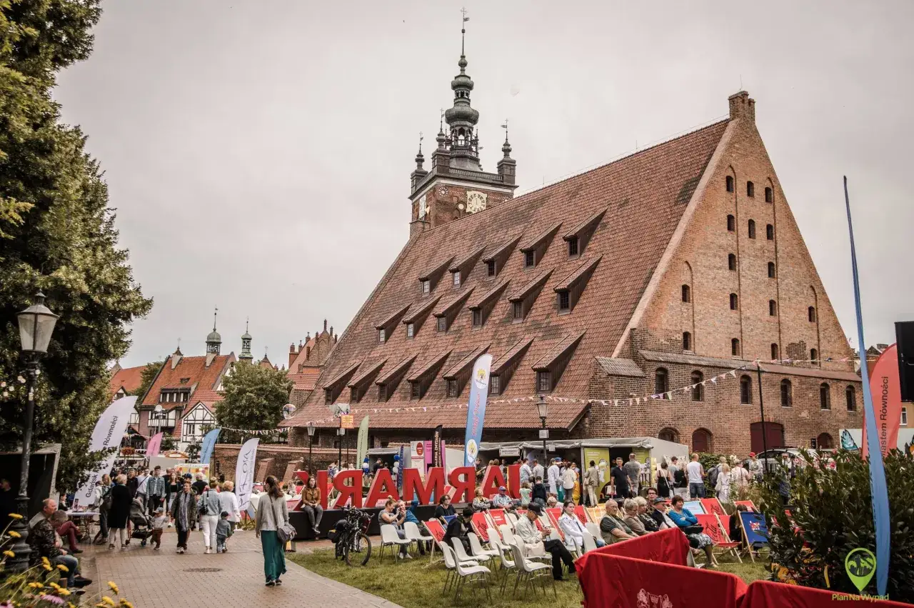 Wielki Młyn w Gdańsku, plac z ludźmi, wielkie czerwone litery 