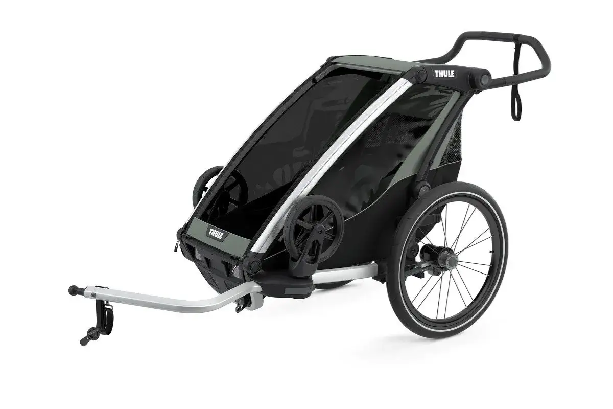 En gr&aring; och svart Thule Chariot Lite barnvagn med dragst&aring;ng. Perfekt f&ouml;r aktiva familjer.