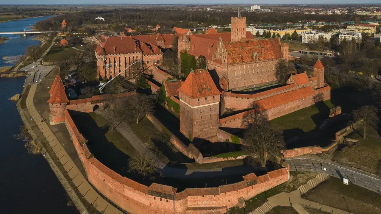 Zamek w Malborku z lotu ptaka. Sprawdź aktualny malbork cennik biletów i zaplanuj zwiedzanie tej imponującej twierdzy.