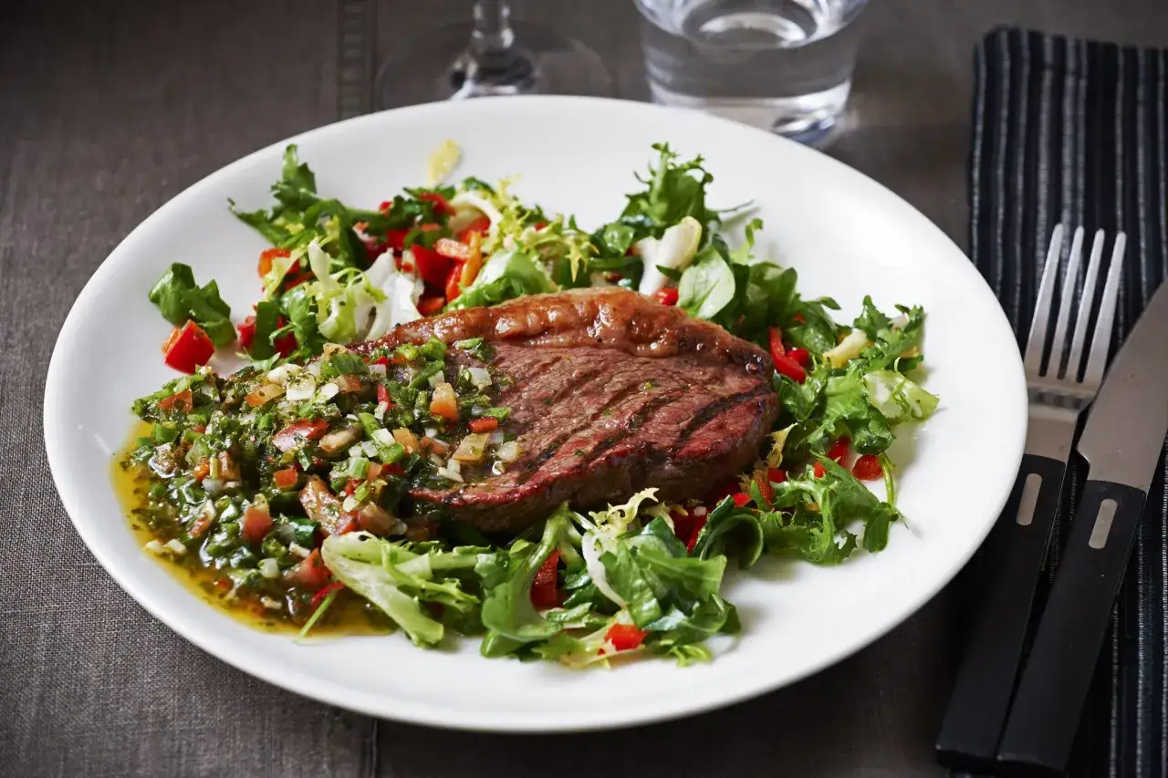 Grilla picanha med en fr&auml;sch sallad och chimichurri. Perfekt f&ouml;r en sommarkv&auml;ll!