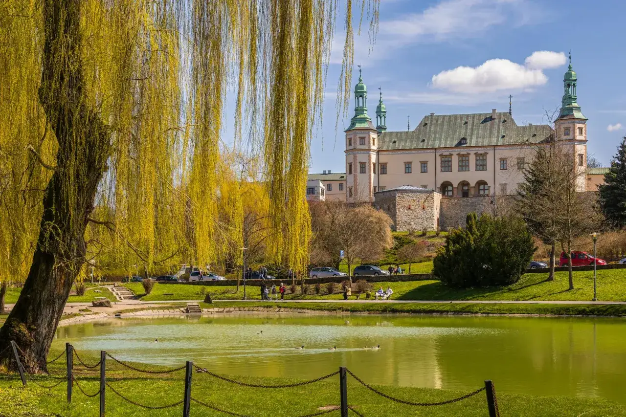 Wiosenny park z jeziorem i Pałacem Biskup&oacute;w Krakowskich. Idealne miejsce, by zobaczyć Kielce.