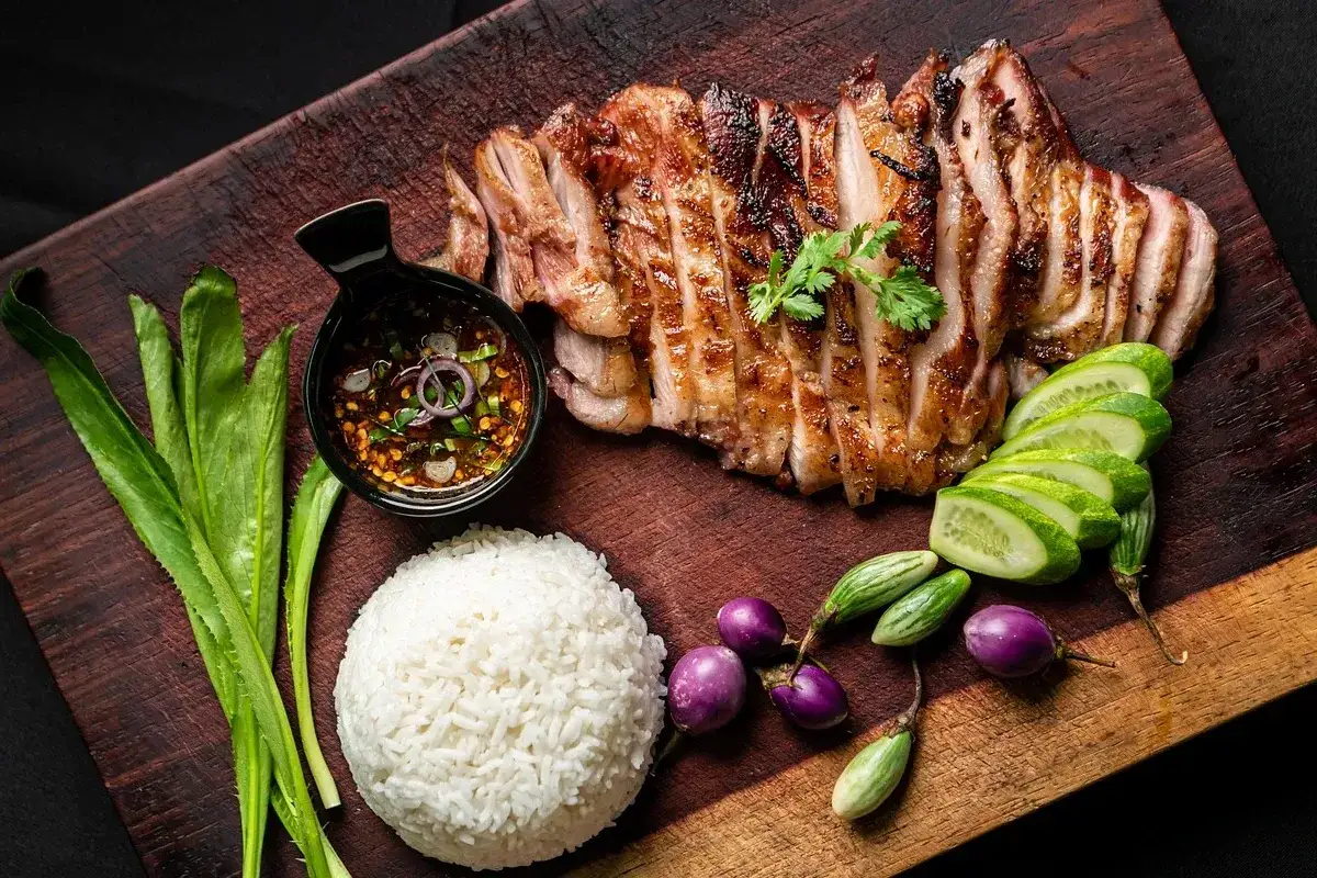 Grillowany karczek z ryżem, pikantnym sosem i warzywami. Idealny sposób, jak przyprawić karczek na grilla, by był soczysty i aromatyczny.