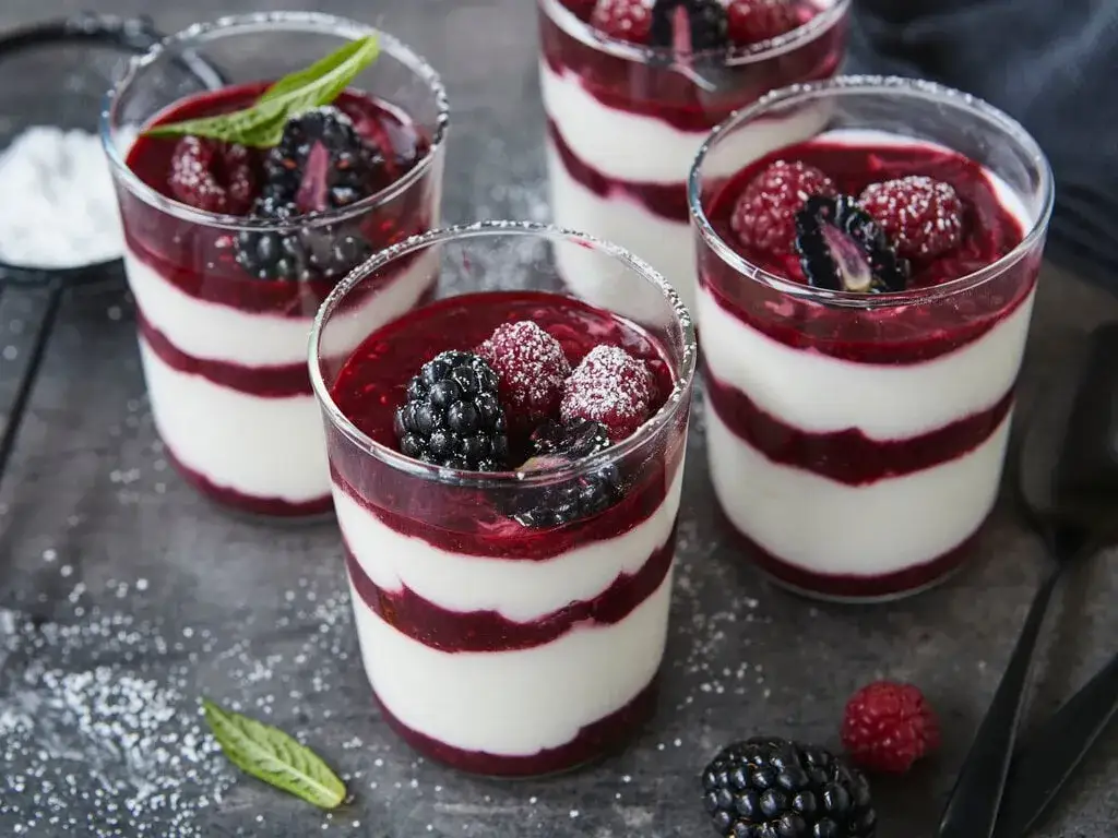 Quark Sahne Schichtdessert mit Früchten