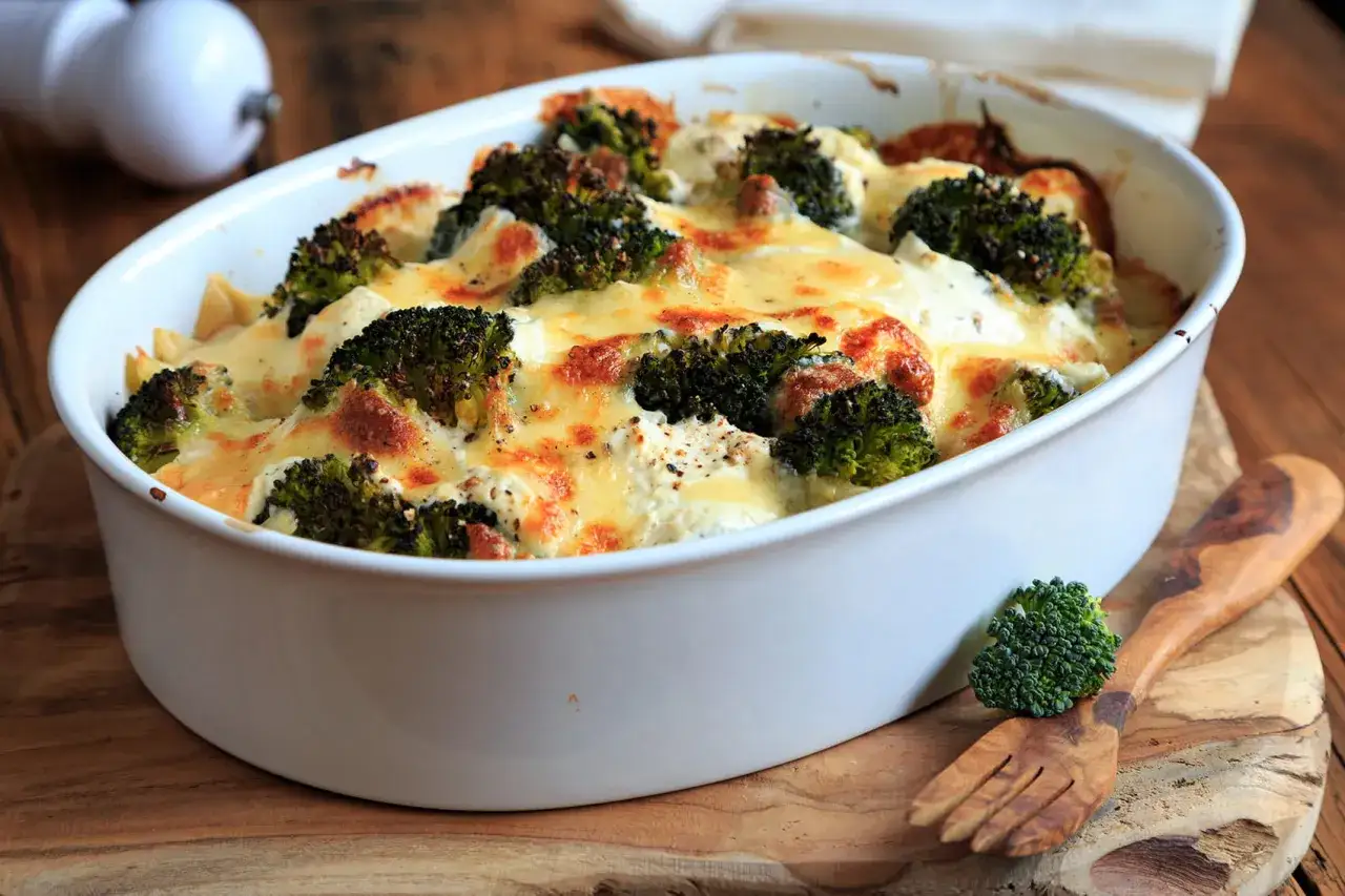 Ein k&ouml;stlicher Brokkoliauflauf mit geschmolzenem K&auml;se, bereit zum Servieren. Dieses brokkoliauflauf rezept ist ein Genuss!