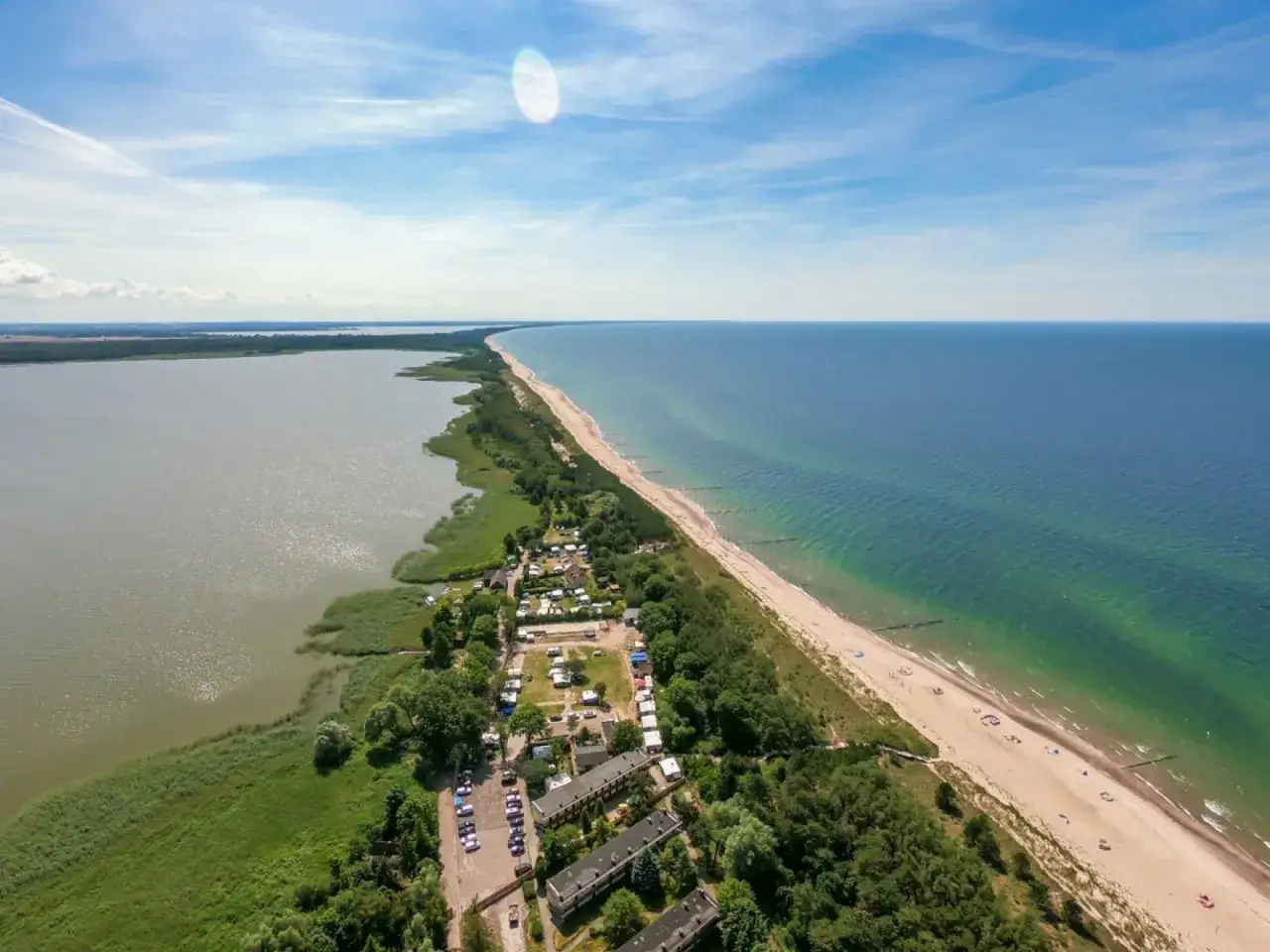 Idealne miejsce na camping nad morzem: plaża, jezioro i zielone otoczenie.