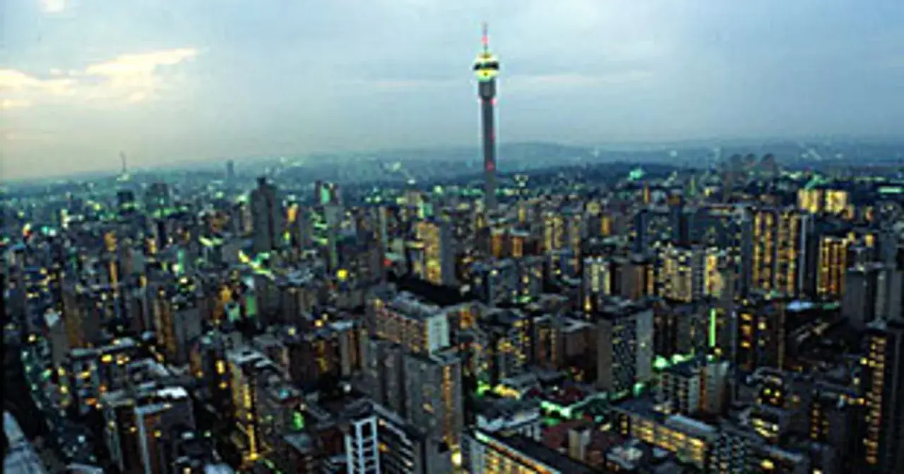 Widok na nocne miasto, największe miasto w RPA, z wieżą Hillbrow Tower w tle.