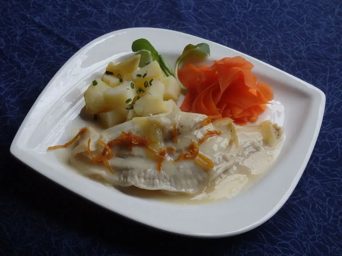 Turbot po&ecirc;l&eacute;, sauce l&eacute;g&egrave;re, pommes de terre et carottes r&acirc;p&eacute;es. Une recette simple et savoureuse.