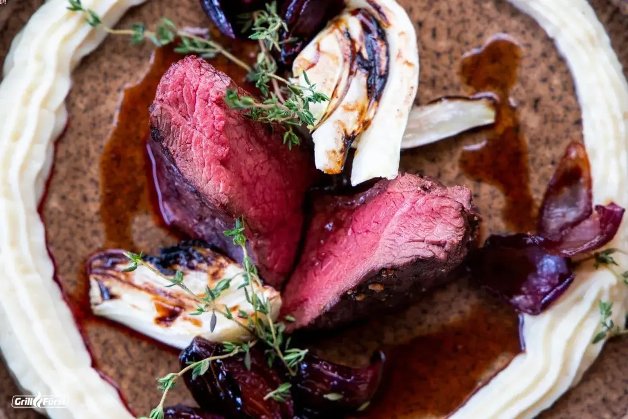 Perfekt gegrilltes Hirschsteak mit cremiger Kartoffelcreme, karamellisierten Zwiebeln und Fenchel. So gelingt Hirschsteak richtig braten!