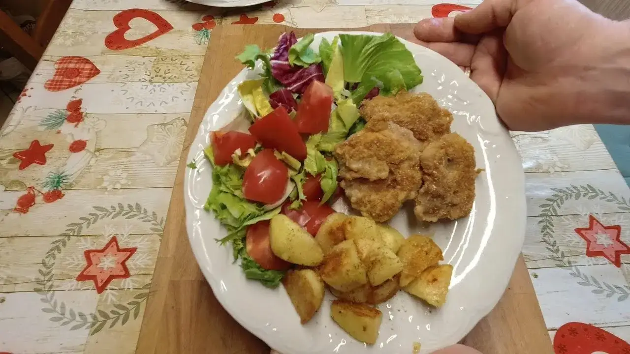 gotowe kotlety sojowe z ziemniakami i surówką