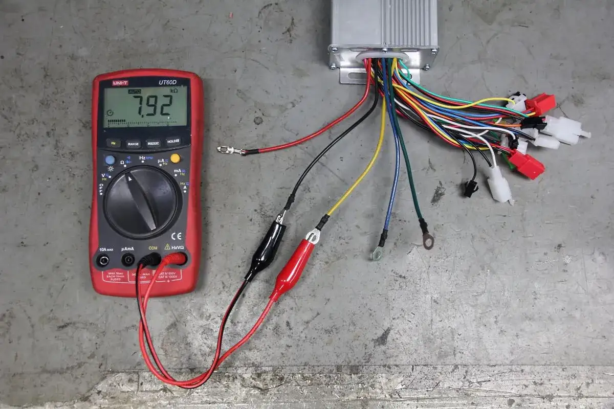 Multimetr pokazuje 7.92 kΩ, co jest częścią procesu, jak sprawdzić sterownik roweru elektrycznego.