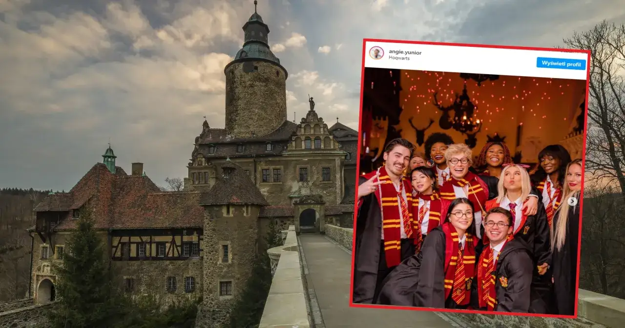 Grupa przyjaciół w strojach z Hogwartu, jak Andrzej Stoch junior, pozuje do zdjęcia na tle zamku.