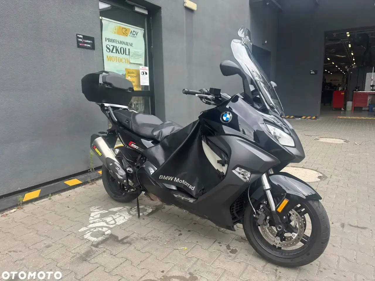 Czarny skuter BMW Motorrad 650, gotowy na jazdę po mieście.