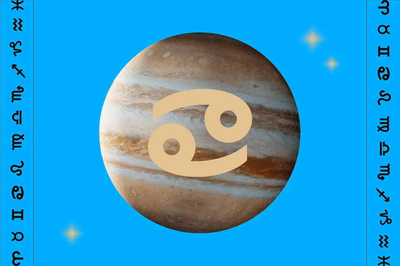 Jowisz w Raku, symbol zodiaku Rak na tle planety Jowisz i gwiazd.