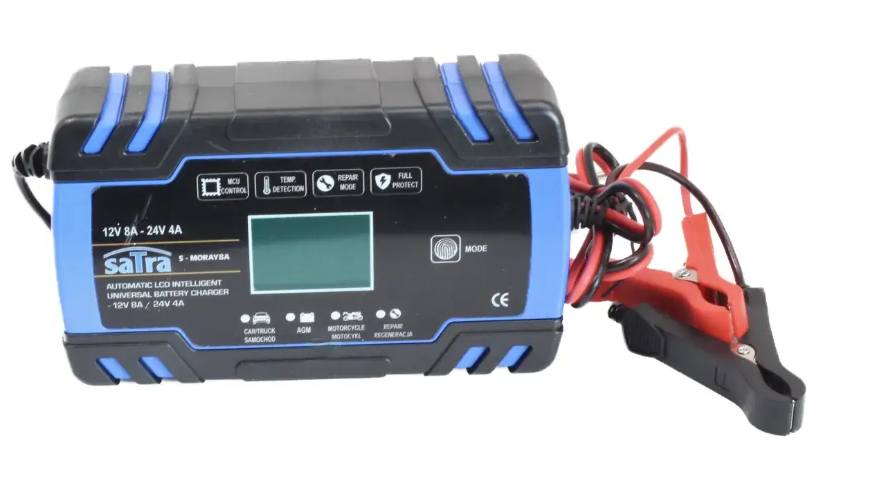 ładowanie dwóch akumulatorów 12V w ciężarówce, prostownik 24V i 12V