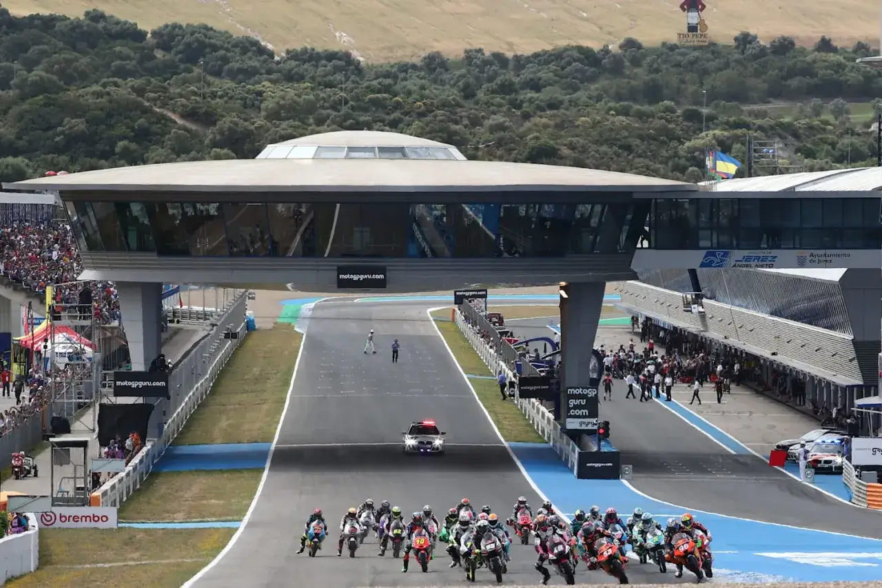 Una carrera de moto gp en el circuito de Jerez, con pilotos en formaci&oacute;n y un coche de seguridad.