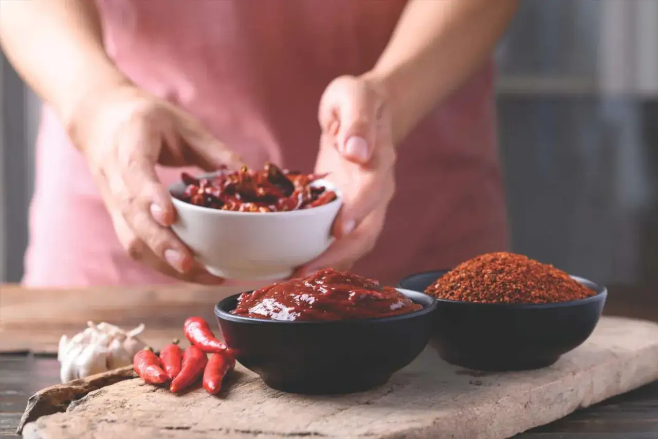 Składniki do pasty gochujang: suszone papryczki chili, czosnek, świeże papryczki i gotowa pasta. Idealne do przepis&oacute;w!
