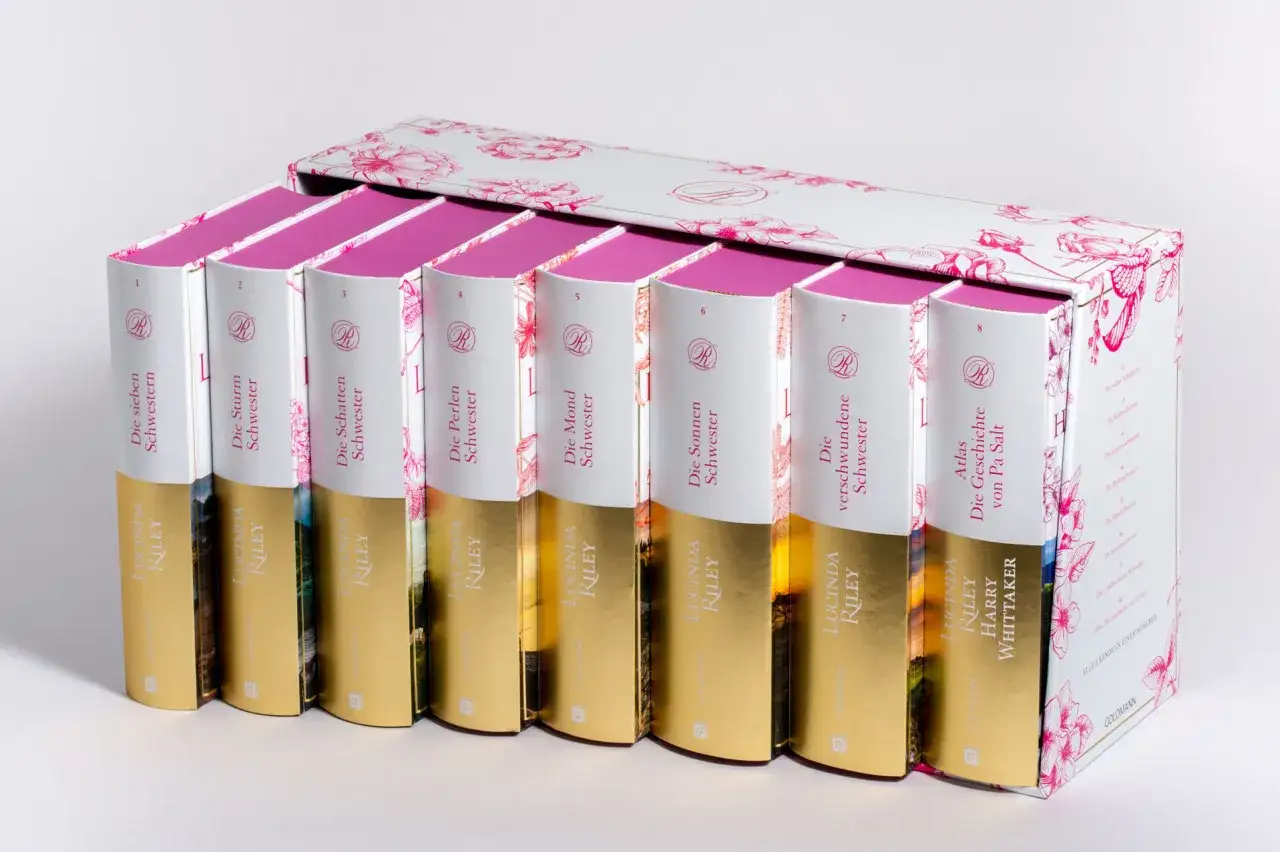 Die sieben Schwestern von Lucinda Riley in einer schönen Schuber-Box mit Blumenmuster.