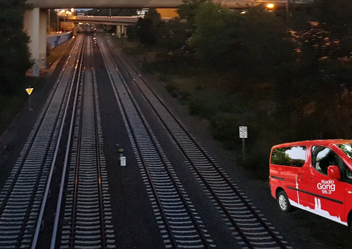 Rote Radio Gong 96.3 Van parkt neben Bahngleisen, während ein **taxi streik** die Stadt lahmlegt.