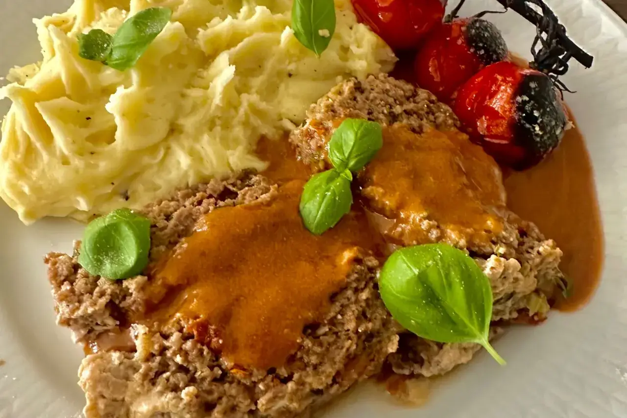 Köttfärslimpa med krämigt potatismos, rostade tomater och en smakrik sås. Ett perfekt tomat recept för middagen.