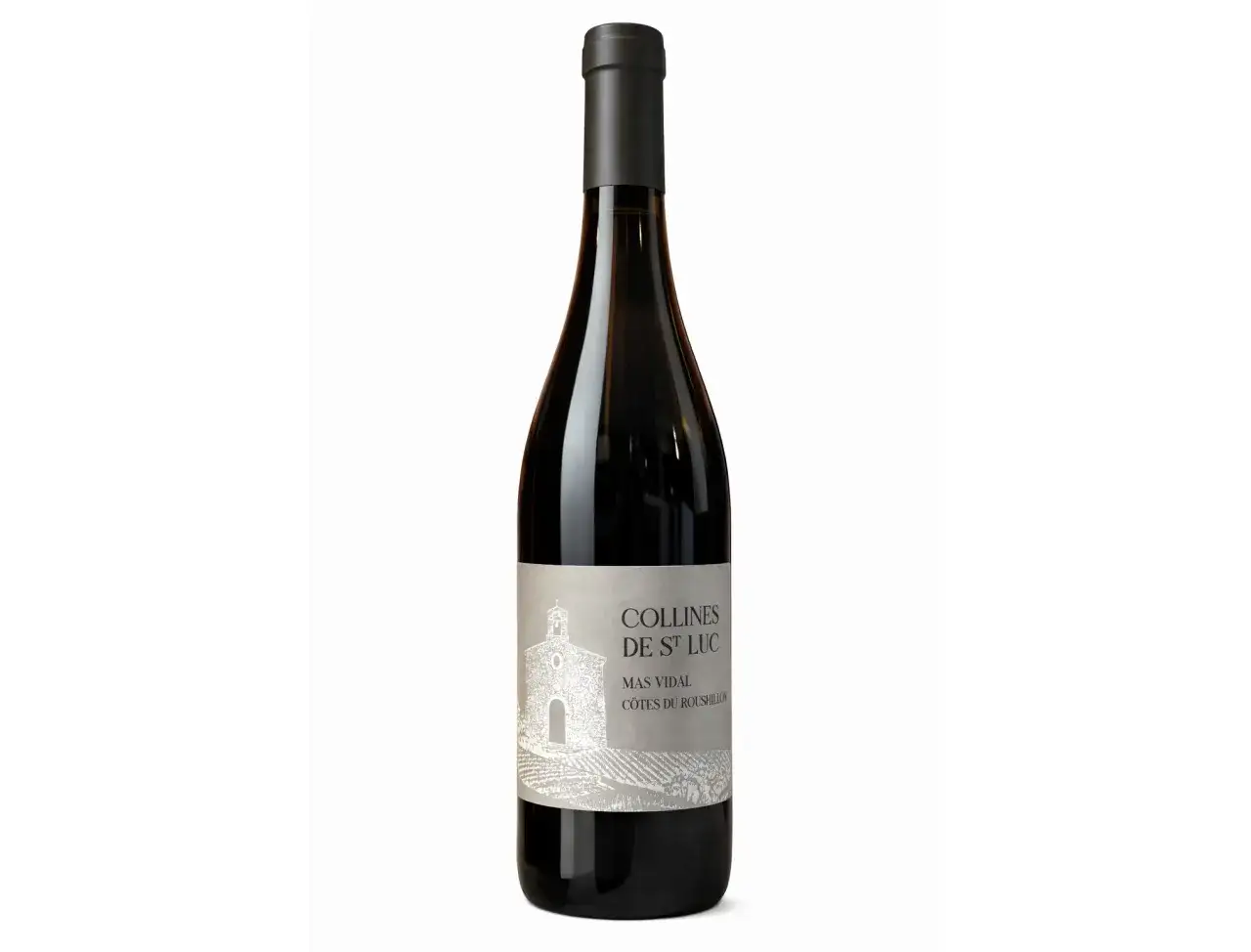 Butelka czerwonego wina Collines de St Luc, Mas Vidal Côtes du Roussillon, z etykietą przedstawiającą kościółek i winnicę. Idealne do dań z jagnięciną, podobnie jak wyśmienite shiraz.