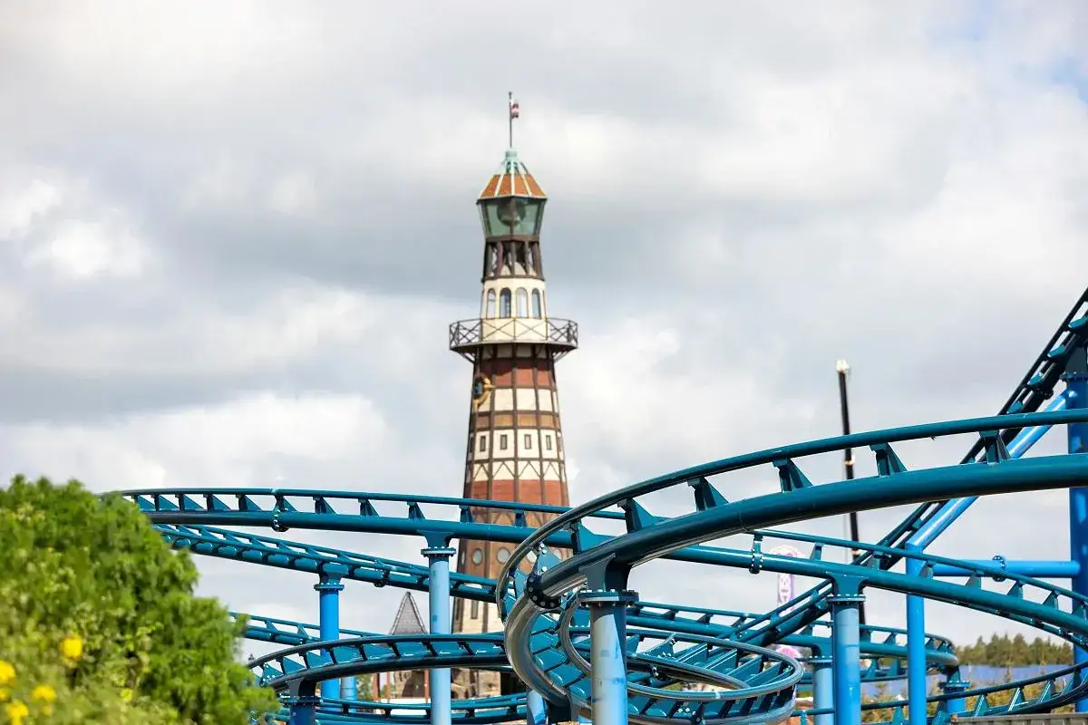 Błękitne tory kolejki górskiej wiją się przed wieżą przypominającą latarnię morską. To największy park rozrywki na Pomorzu, pełen emocji i zabawy.