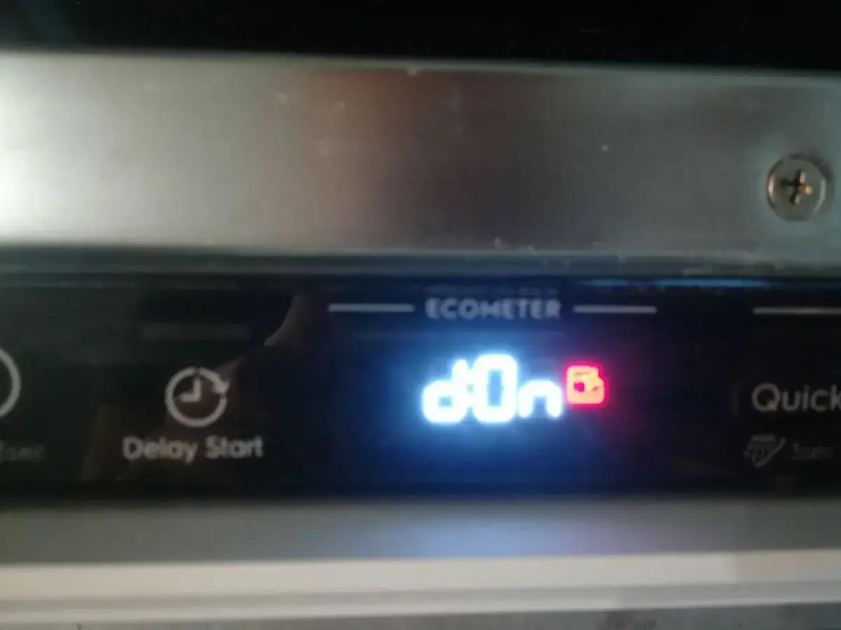Na panelu zmywarki Electrolux świecą się białe napisy 