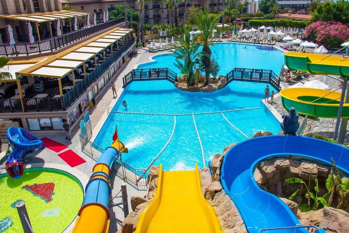 Alba Resort Hotel: wodny raj z basenami, zjeżdżalniami i palmami. Idealne miejsce na wakacje pełne słońca i zabawy.