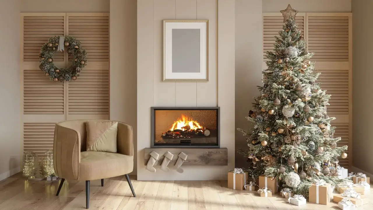 Ideas para decorar mi casa en navidad: &aacute;rbol decorado, chimenea encendida, guirnalda, sill&oacute;n acogedor y regalos.