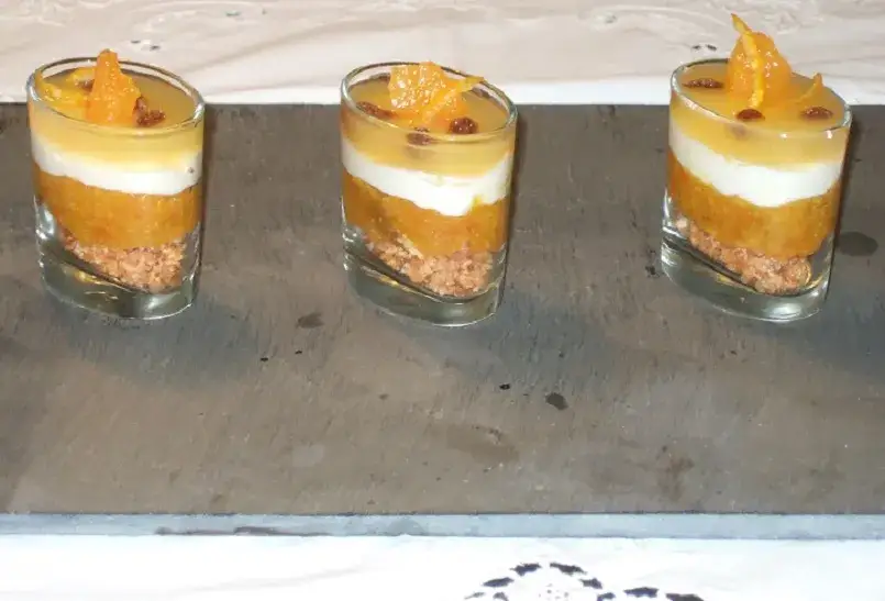 mousse al mandarino in bicchiere con decorazione di scorza