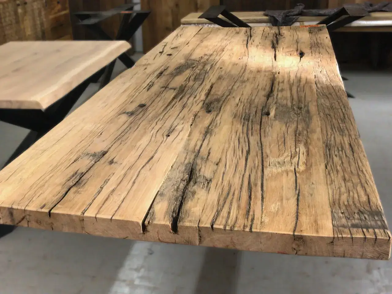 Superbes planches de bois vieilles et patinées, parfaites pour un projet de bricolage. Que faire avec des vieilles planches de bois ? Créez une table unique !