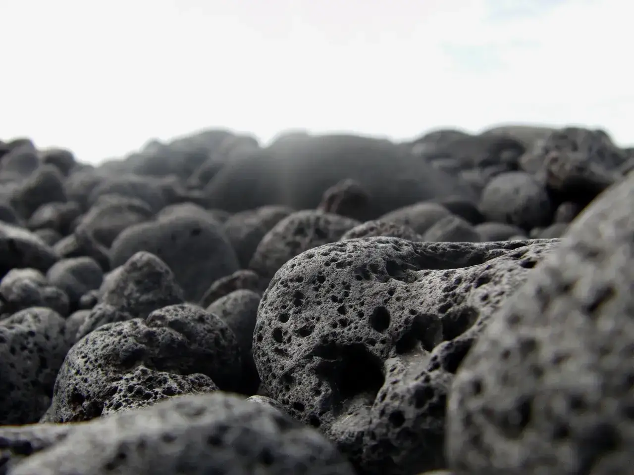 Rocce vulcaniche porose, un esempio di come pulire la pietra lavica per mantenerne la bellezza naturale.