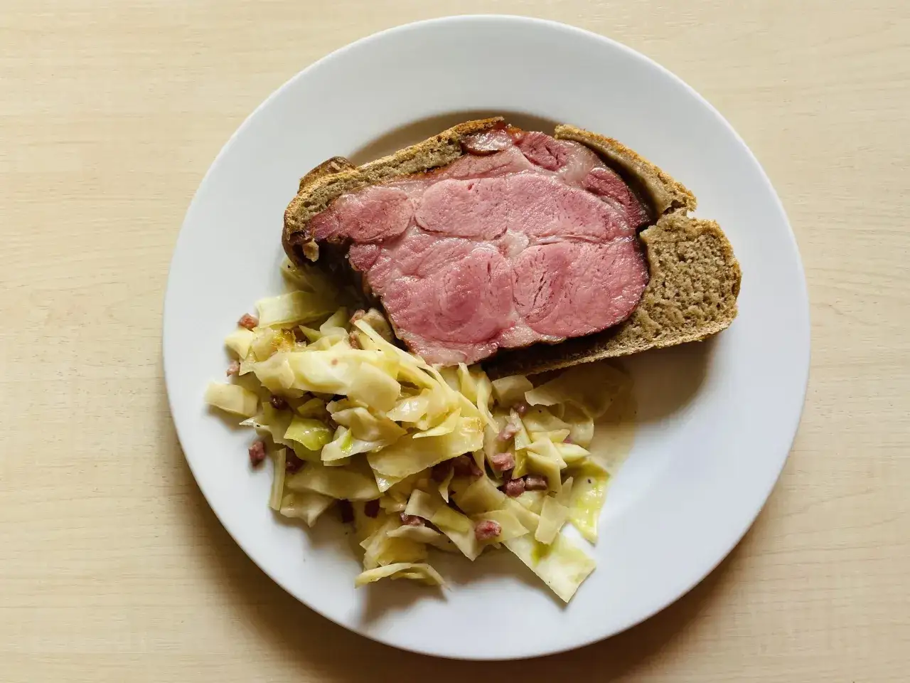 Ein saftiges St&uuml;ck Kassler auf Brot, serviert mit deftigem Kraut.