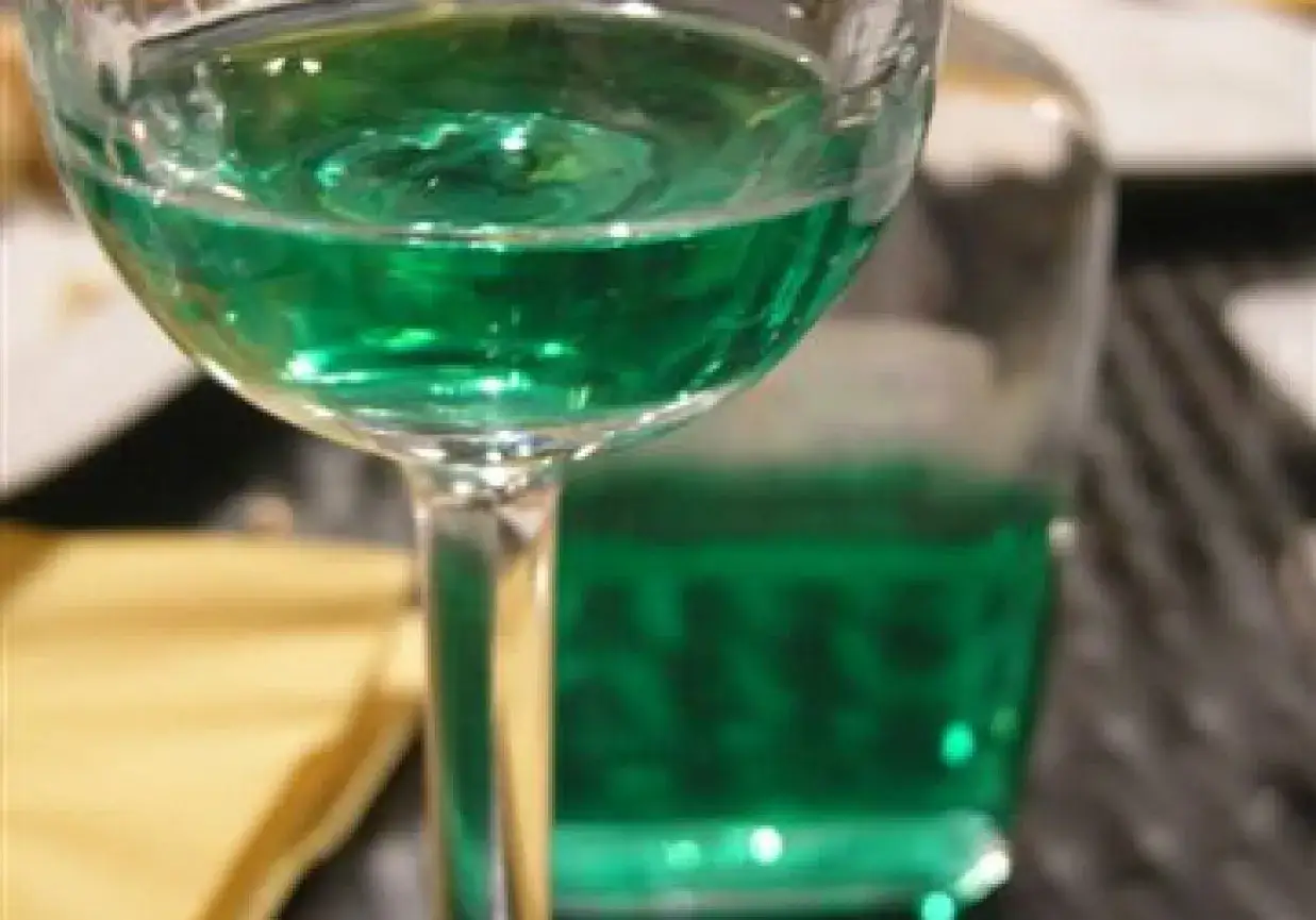 Zielony likier miętowy w kieliszku, idealny do domowego przygotowania. Jak zrobić zielony likier miętowy typu creme de menthe.