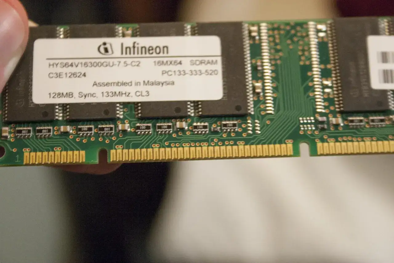 Moduł RAM Infineon z oznaczeniem PC133-333-520. Jak sprawdzić RAM DDR3 czy DDR4? Spójrz na wycięcie i liczbę pinów.