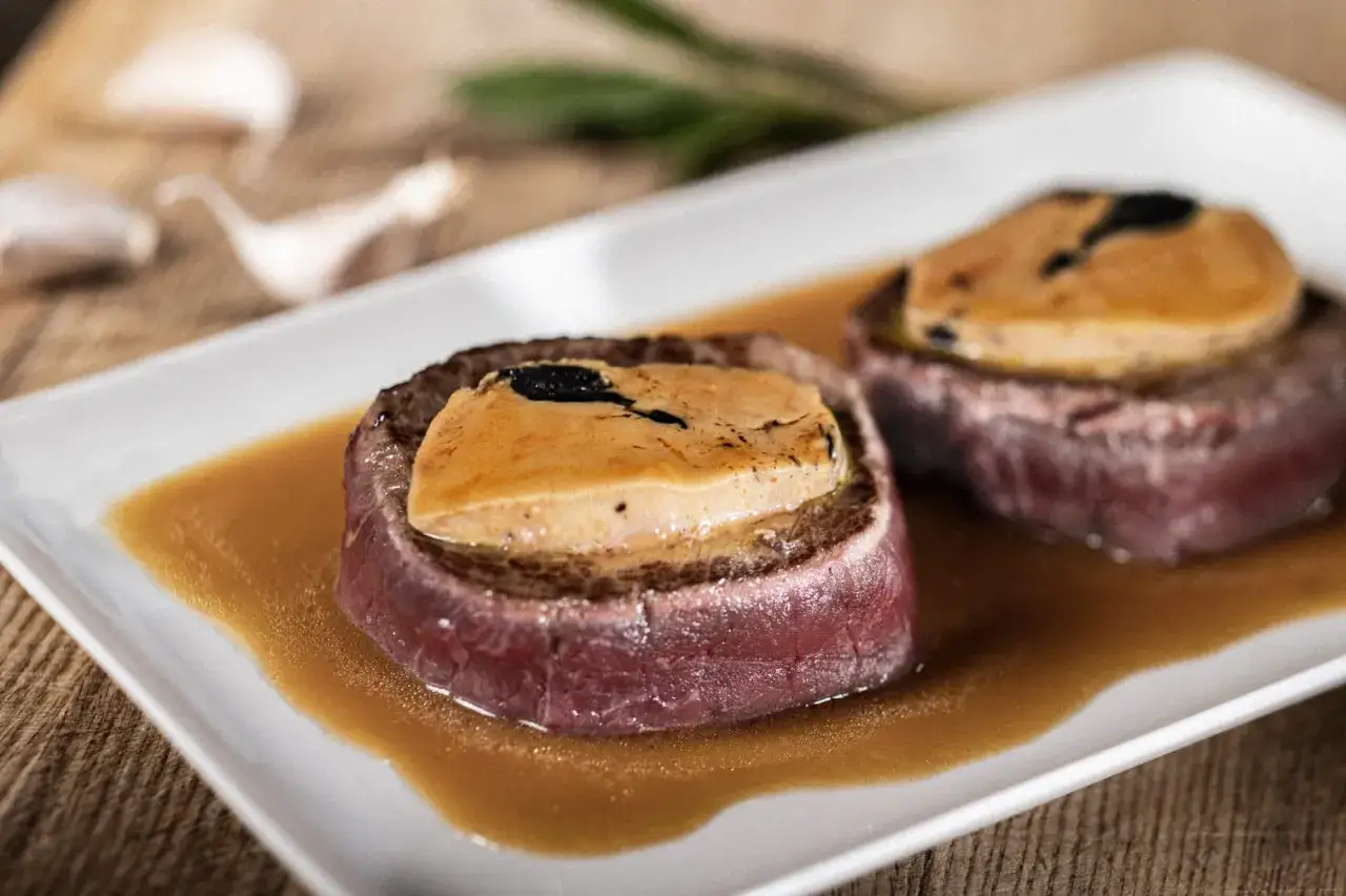 Deux tournedos de b&oelig;uf, napp&eacute;s d'une sauce onctueuse, surmont&eacute;s d'une tranche de foie gras po&ecirc;l&eacute;. Quelle sauce pour accompagner un tournedos de b&oelig;uf ?
