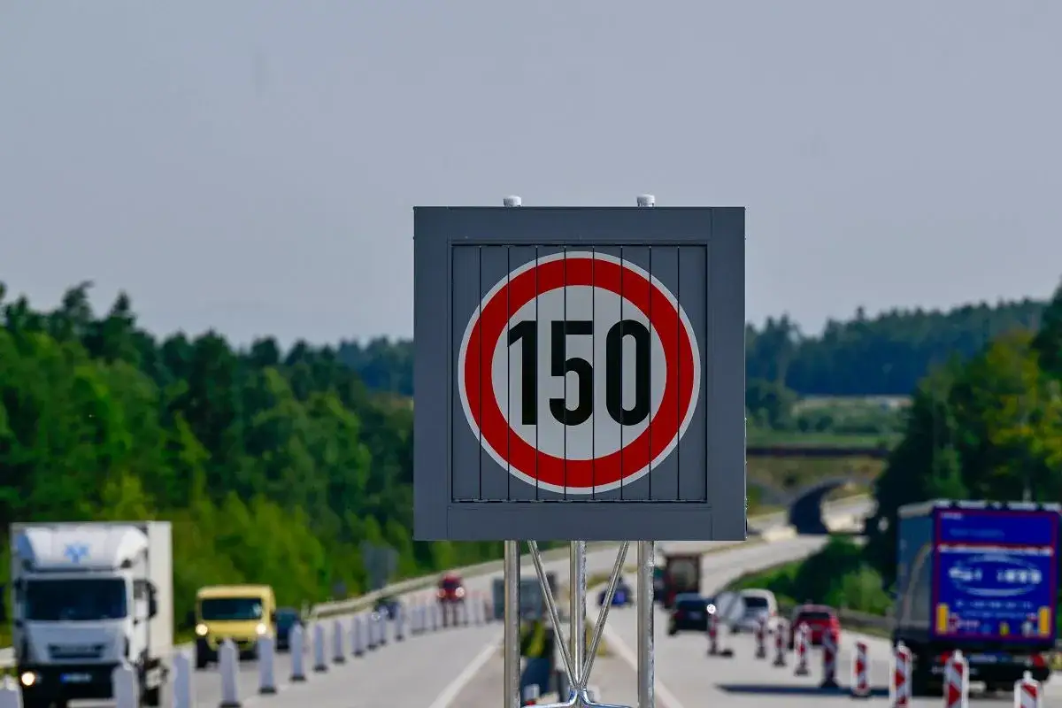 Znak ograniczenia prędkości do 150 km/h na autostradzie w Czechach. Ruch samochodowy i ciężarowy.