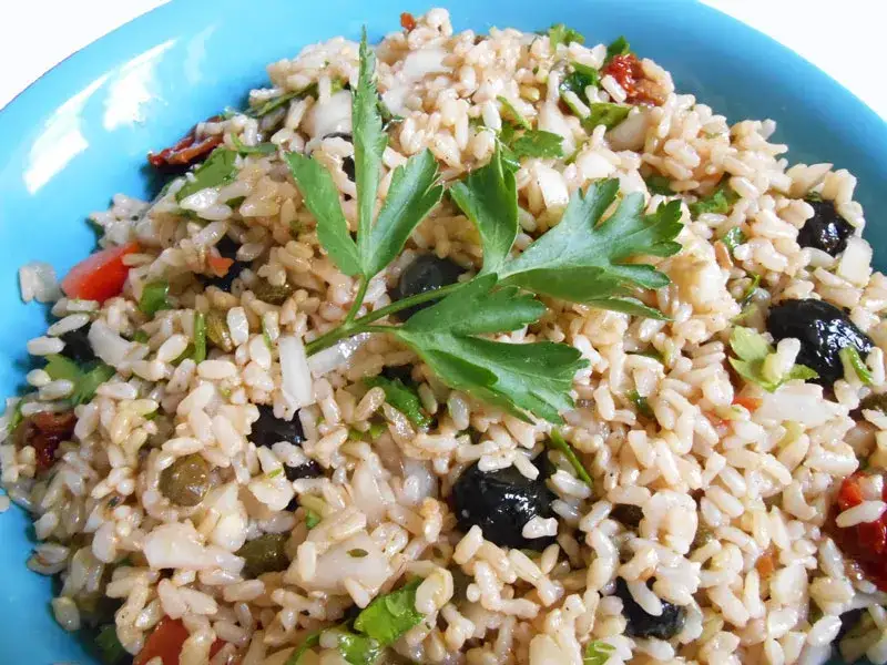 Salades de riz variées méditerranéenne exotique végétarienne
