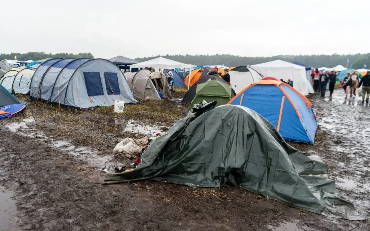 Zeltplatz beim Hurricane Festival im Regen. Schlamm und nasse Zelte pr&auml;gen das Bild.
