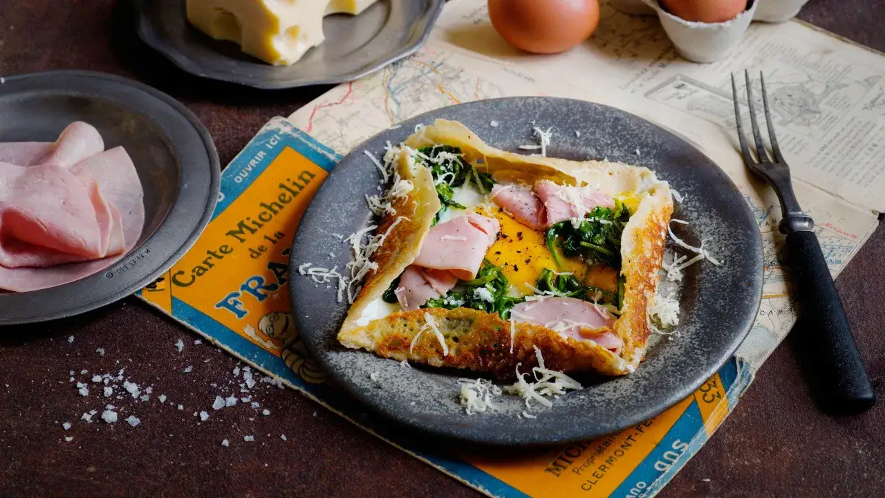 En kr&auml;mig croque monsieur-liknande cr&ecirc;pe med &auml;gg, spenat och skinka, str&ouml;dd med ost. En h&auml;rlig frukostid&eacute;!