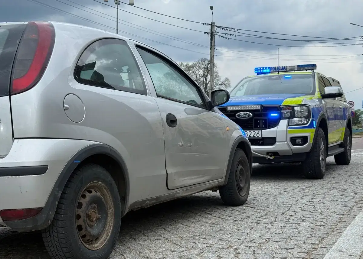 Srebrny samochód zatrzymany przez radiowóz. Czy policja może zrobić test na narkotyki?