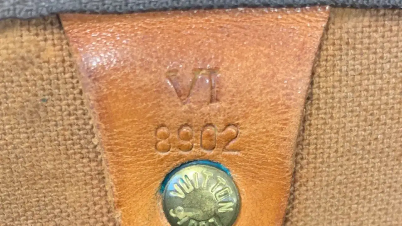 louis vuitton date code lokalizacja czcionka