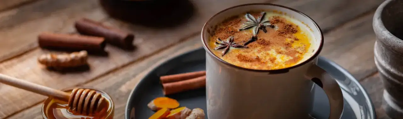 Goldene Kurkuma Milch mit Sternanis und Zimt. Die Kurkuma Milch Wirkung ist bekannt f&uuml;r ihre entz&uuml;ndungshemmenden Eigenschaften.