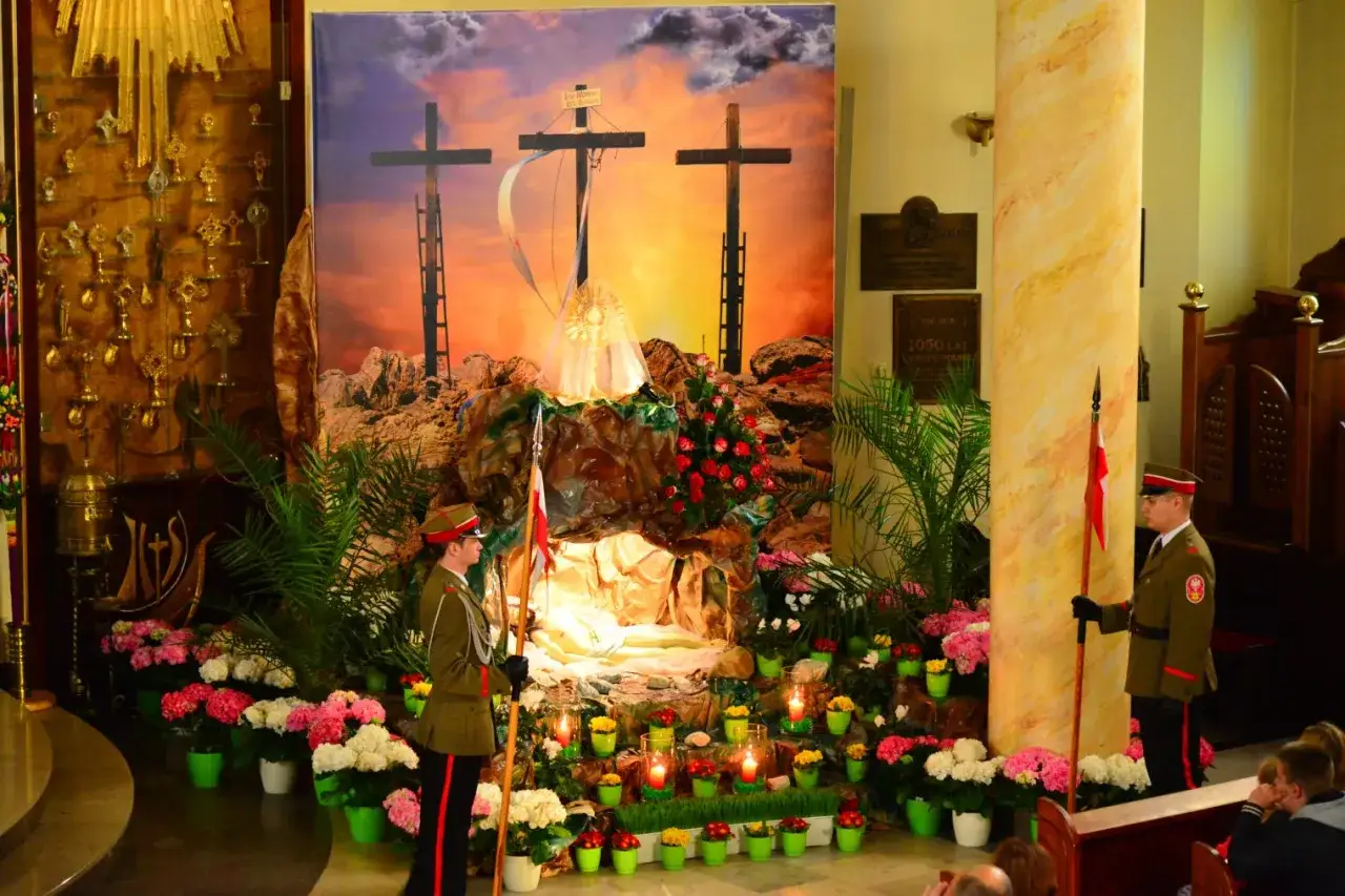 Grobowiec Pański w kościele, udekorowany kwiatami i krzyżami. Czy msza w Wielką Sobotę jest obowiązkowa?