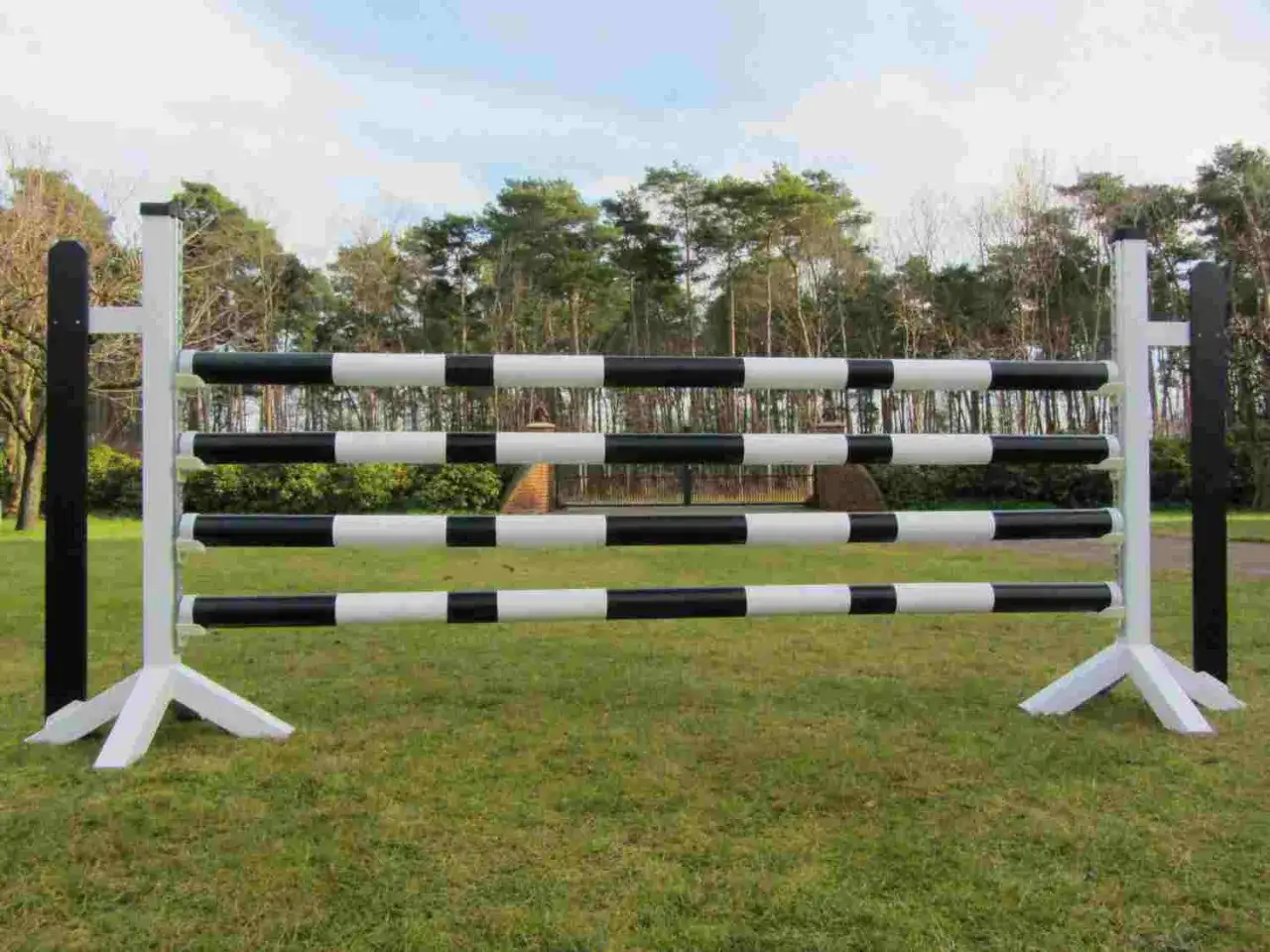 Ein Hindernis für einen Springparcour mit vier Stangen in Schwarz-Weiß. Tolle Ideen für den Reitsport!