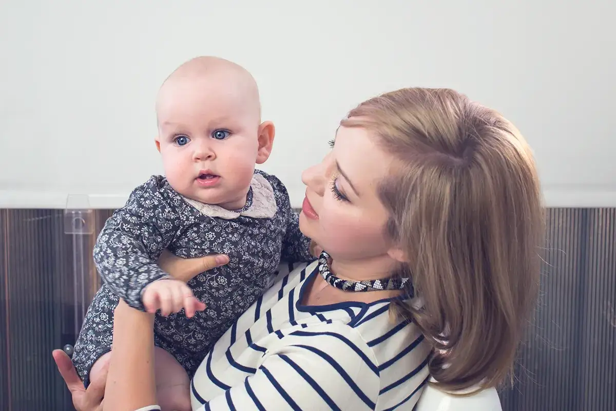 Mama tuli dziecko, pokazując, jak ważna jest rola matki w życiu dziecka.