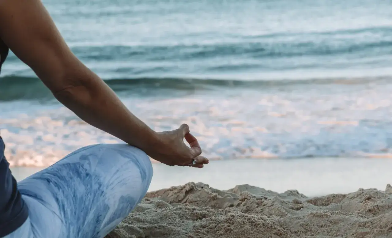 Osoba medytująca, mindfulness, spok&oacute;j umysłu
