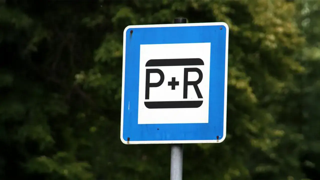 Blaues Verkehrsschild mit wei&szlig;em Feld und schwarzem 