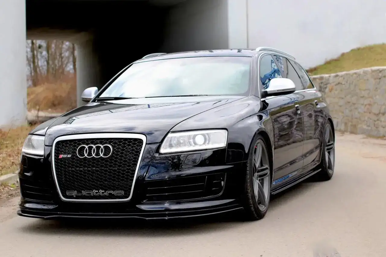 Schwarzer Audi A6 F4 Avant mit RS6-Emblem und Quattro-Schriftzug, bereit für jede Fahrt.